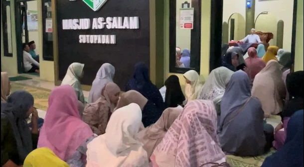 Lepas dari Beban 'Sawang Sinawang', Ustadz Muhammad Mardiansyah Bedah 3 Realitas Kehidupan di Masjid As-Salam - Dokumentasi Foto 2